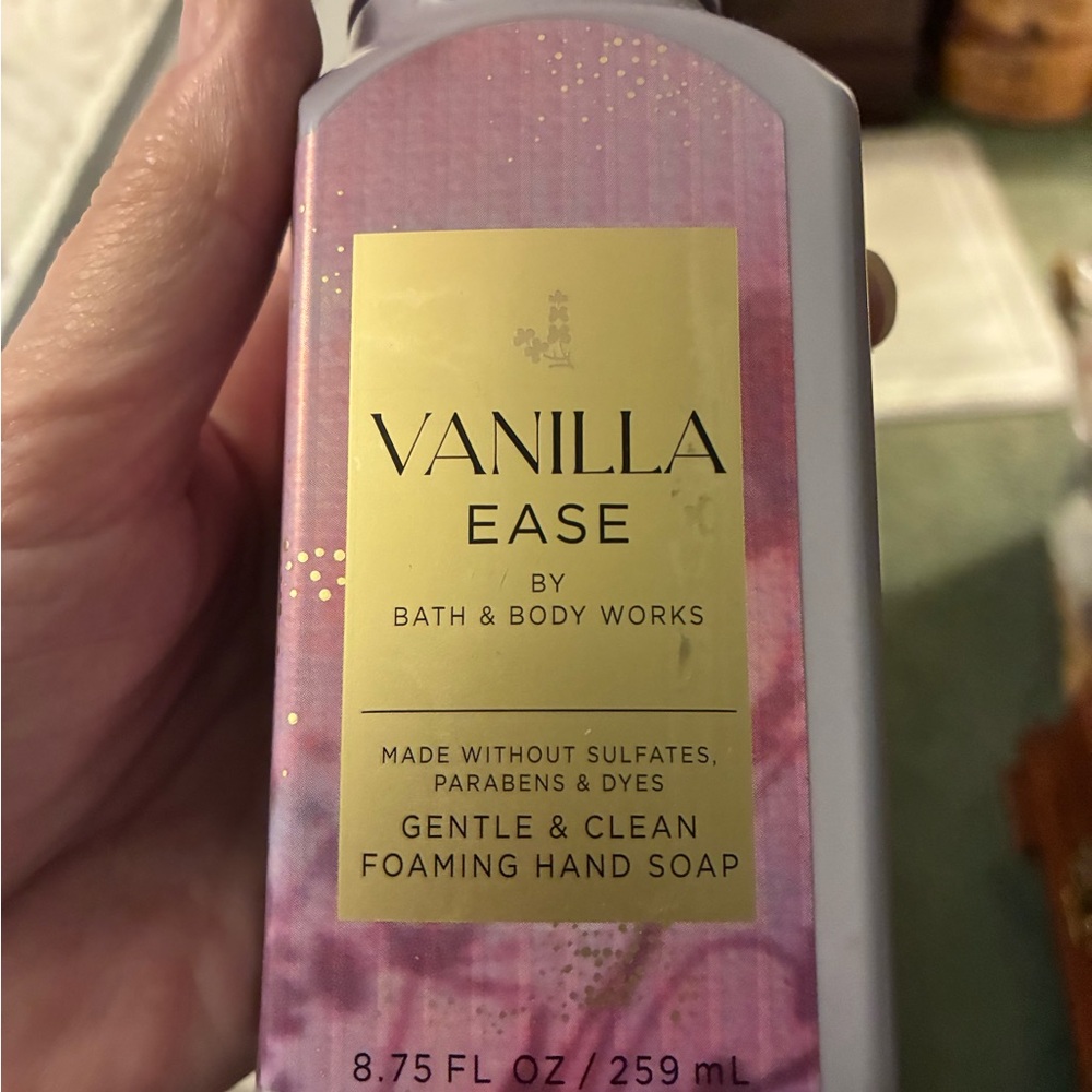 NWT Bath & Body Vanilla Ease 4 Pc Foaming Hand Soap - Picture 3 of 6